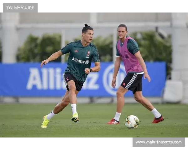 索博斯洛伊与C罗握手瞬间曝光引发社交媒体热议球迷纷纷点赞互动 索博斯洛伊与C罗握手瞬间曝光引发社交媒体热议球迷纷纷点赞互动